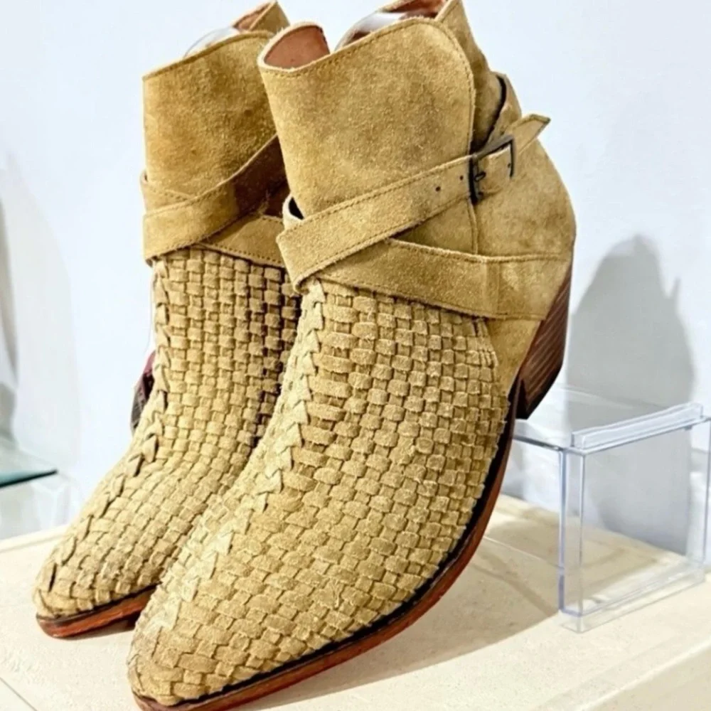 Free People Tan Venture Suede Ankle Boots
Distressed Boho Booties Size 40 NWT - Picture 7 of 9